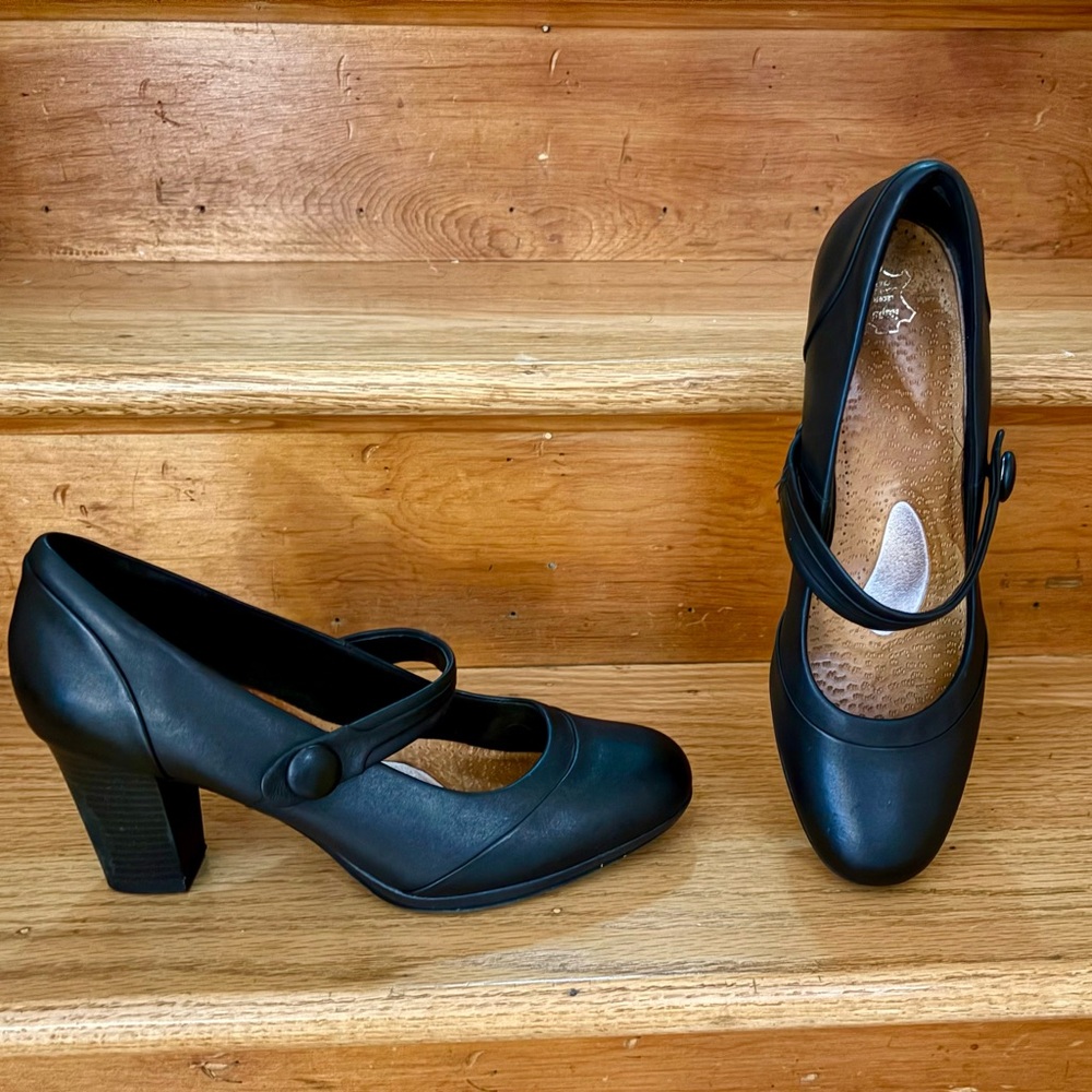 Clark’s Elegant Black Leather Mary Jane 3” Heels sz 10